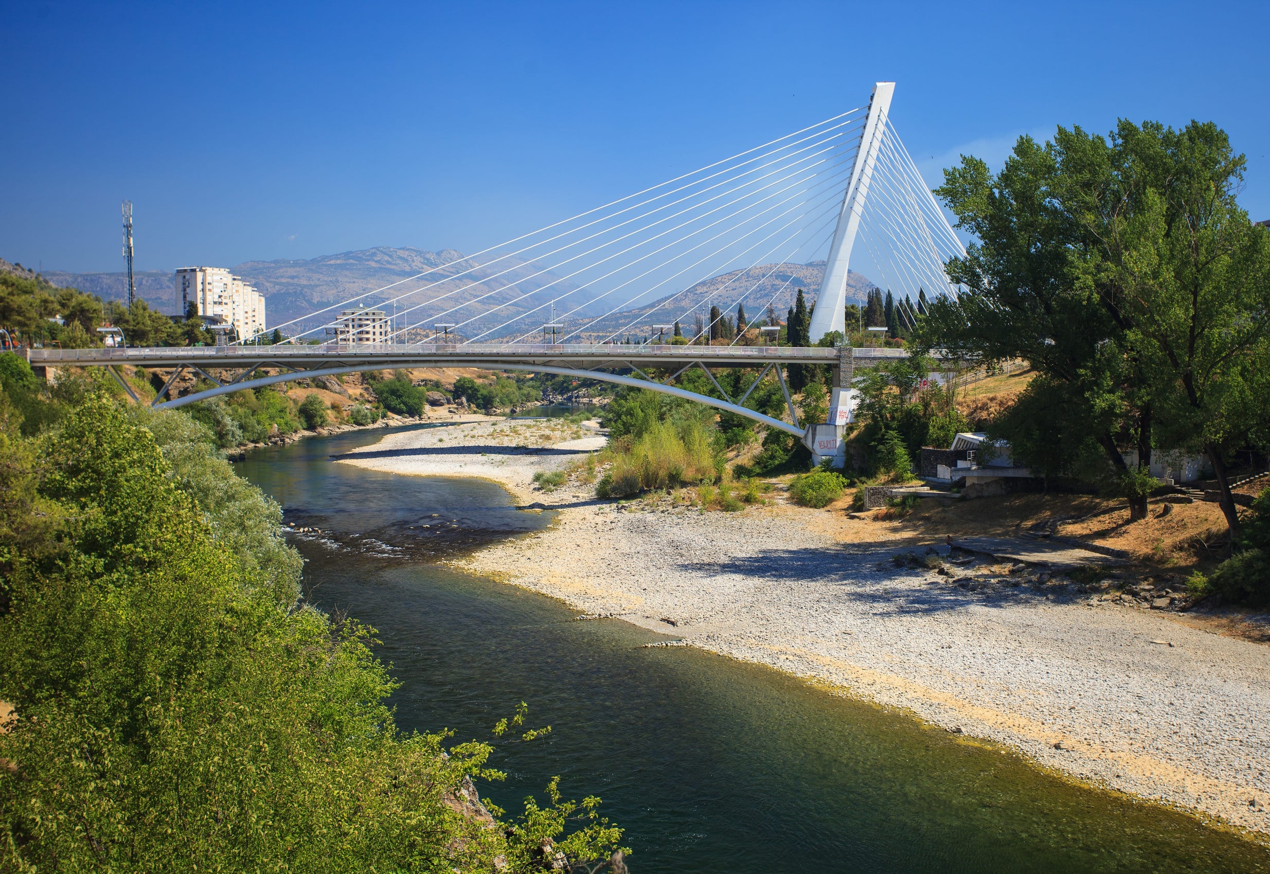 נוף לגשר ונחל בפודגוריצה